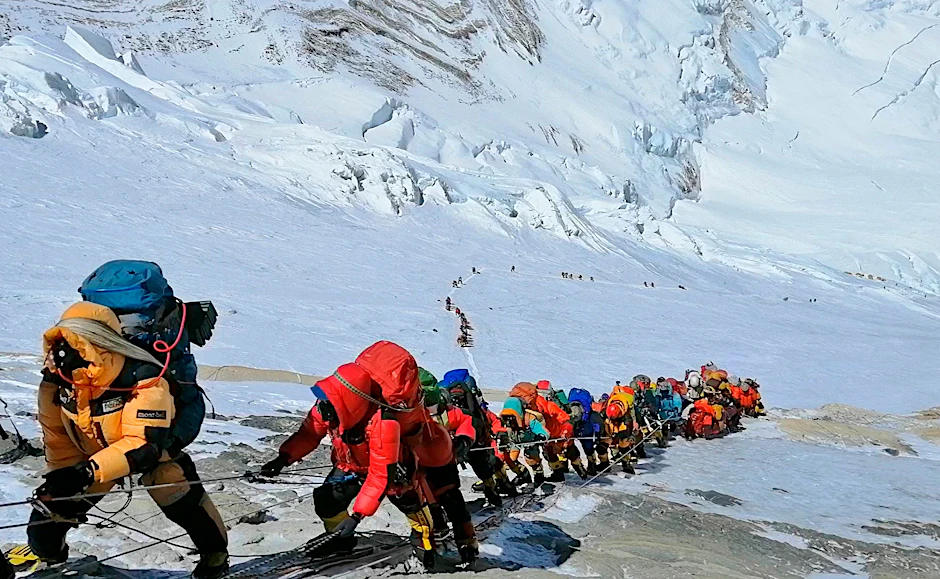 ARCHIV - 29.05.2019, Nepal, Mount Everest: In einer langer Schlange klettern Bergsteiger auf einem Pfad knapp unterhalb von Lager vier. (zu dpa «Trotz Corona-Fällen: Rund 350 Menschen standen auf Mount Everest») Foto: Rizza Alee/AP/dpa +++ dpa-Bildfunk +++