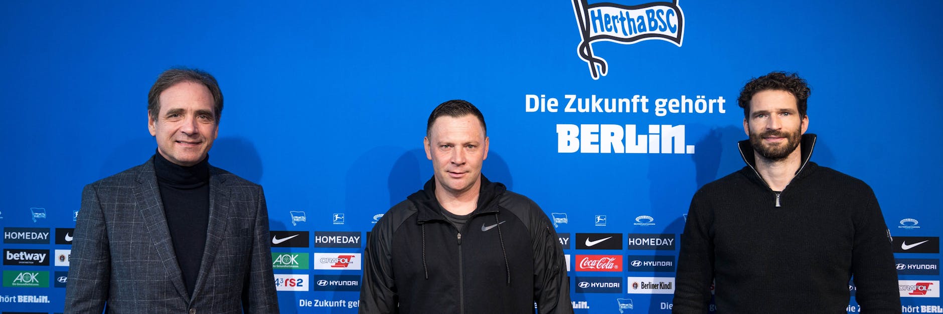 Die Zukunft gehört Berlin: Ob sie auch Cheftrainer Pal Dardai und Sportdirektor Arne Friedrich (r.) bei Hertha BSC gehört, entscheidet Boss Carsten Schmidt (l.).