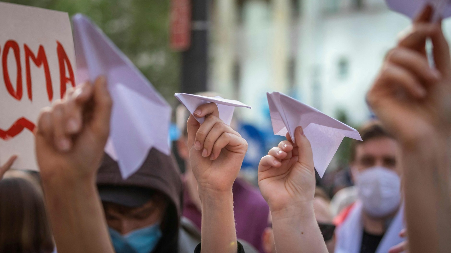 Mit symbolischen Papierfliegern protestierten Belarussen und Polen in Warschau gegen die Entführung Roman Protassewitschs.