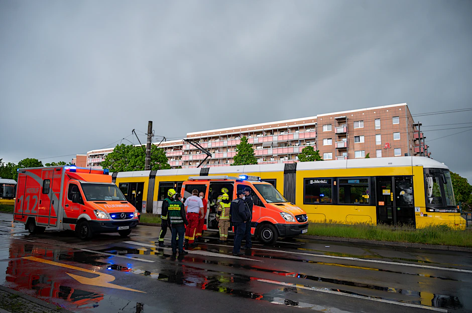 Ein Fußgänger ist in Berlin-Hellersdorf von einer Straßenbahn erfasst worden und ums Leben gekommen.