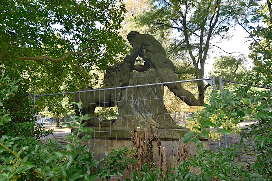 Denkmalgerechte Erneuerung der Grünanlage Köllnischer Park.