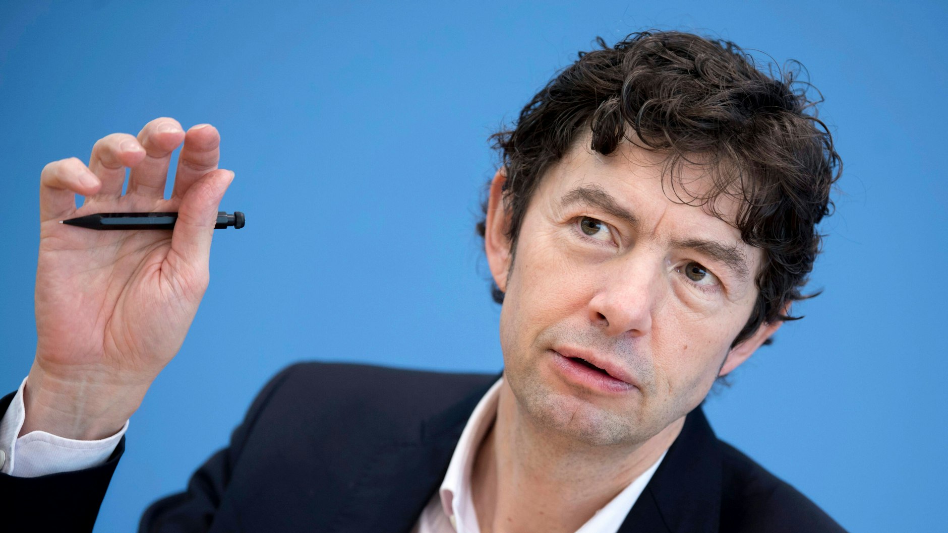 Prof. Dr. Christian Drosten war für seine Anfangseinschätzung zur Infektiosität bei Kindern kritisiert worden. Das war vor einem Jahr. Jetzt liegen Daten einer Studie vor, die seine These untermauern.