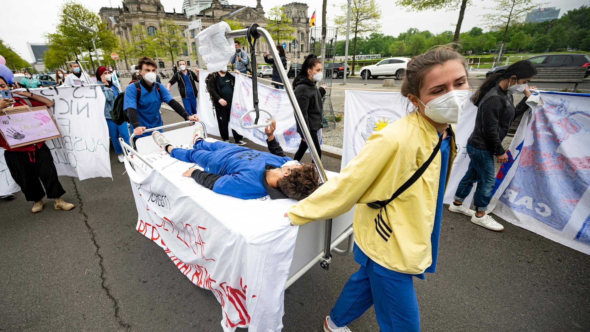 Tag der Pflege: Klinikpersonal demonstriert in Berlin für bessere Arbeitsbedingungen.