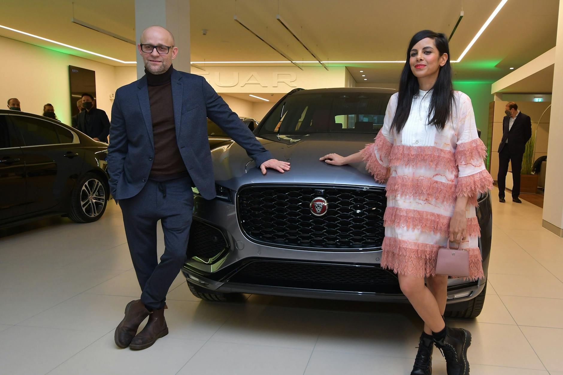 Groß, schwer und beliebt: In Berlin gibt es immer mehr SUV. Jürgen Vogel und Collien Ulmen-Fernandes bei der Deutschlandpremiere des SUV Jaguar F-Pace im Oktober 2020 in Berlin. 