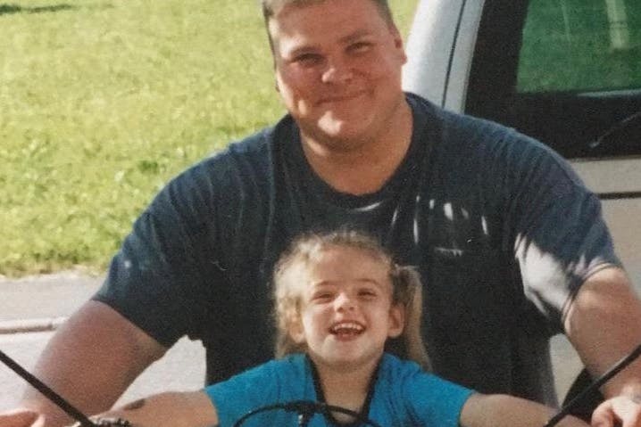Annika als Kind mit ihrem Vater Gregor auf dem Motorrad. Die Leidenschaft für das Hobby liegt in der Familie.