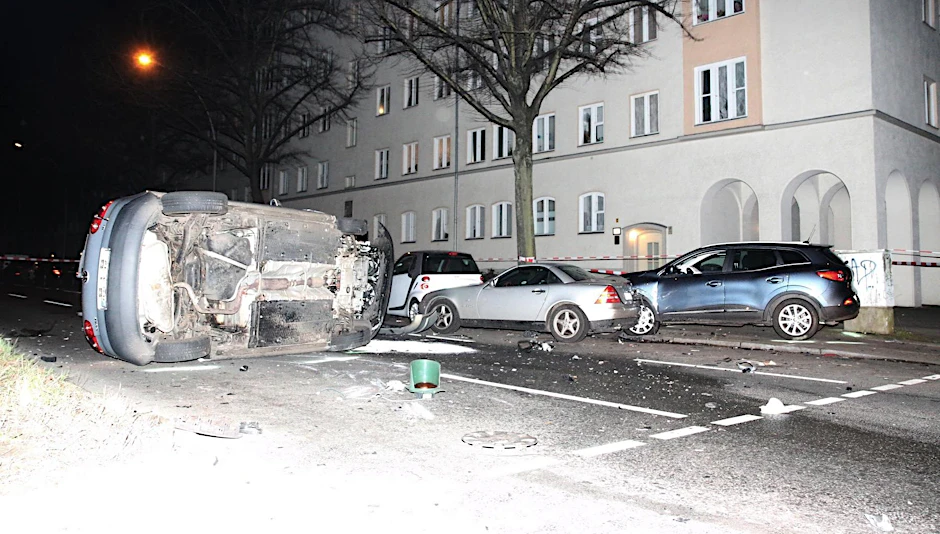 Ein Unfall nach einem illegalen Autorennen im vergangenen Jahr in Schöneberg. Immer wieder werden dabei auch Unbeteiligte verletzt.