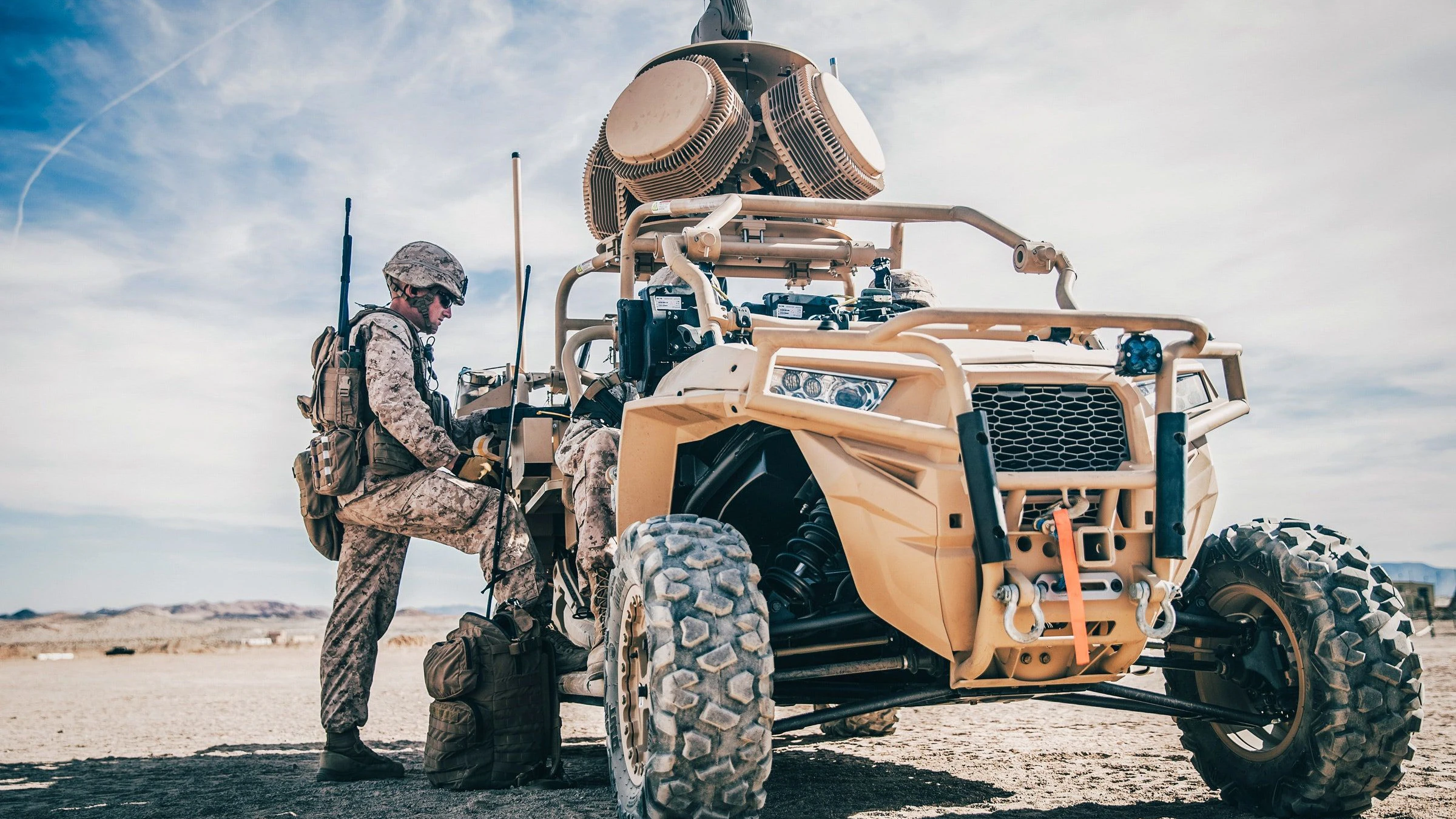 Radiowellen werden bereits als Waffe eingesetzt: US-Soldaten an einem Waffensystem, das mittels Radiowellen die Funkverbindung zu feindlichen Drohnen unterbricht.