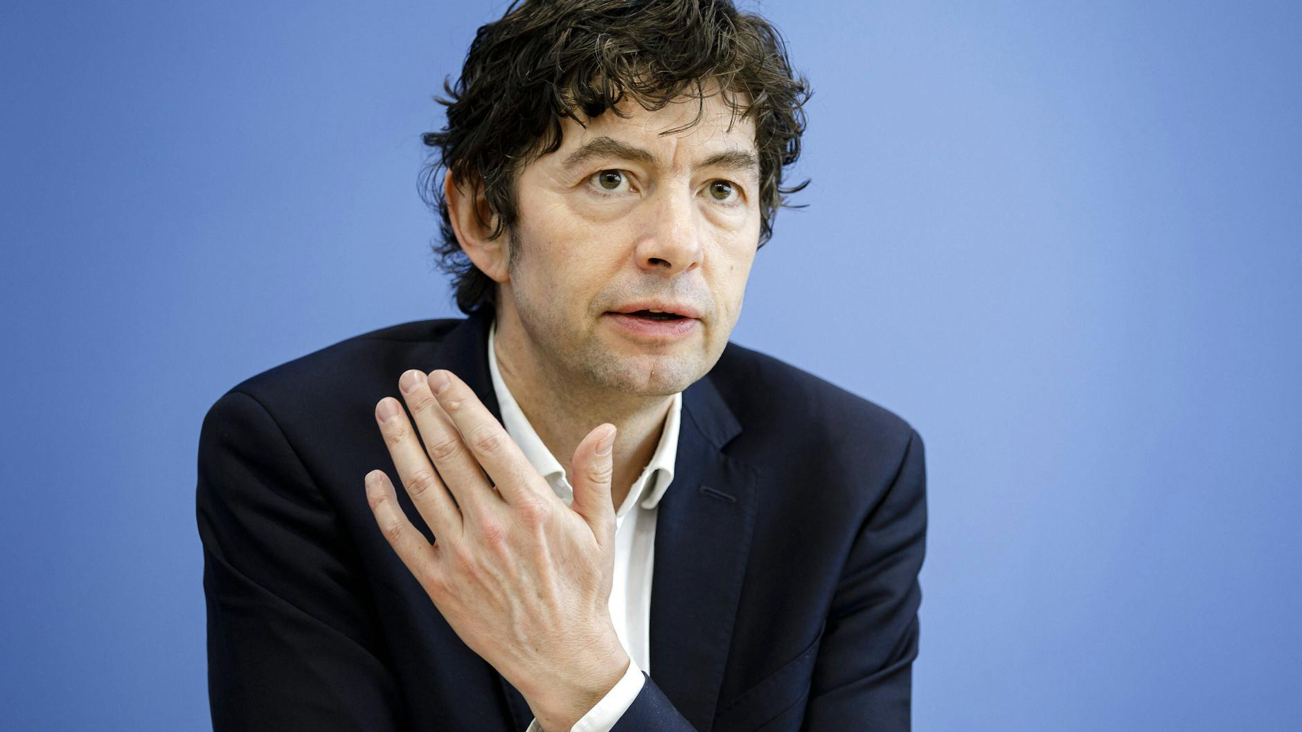 Christian Drosten ist insbesondere wegen der hohen Verbreitungsgeschwindigkeit von Omikron besorgt.