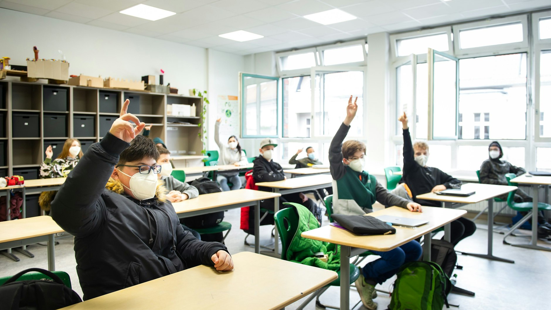 Mit halben Klassen wird es schwer, die Lernrückstände aufzuholen. Brauchen wir eine Impfung der Schülerinnen und Schüler um die Klassen nach den Ferien wieder voll zu besetzen?<br><br>