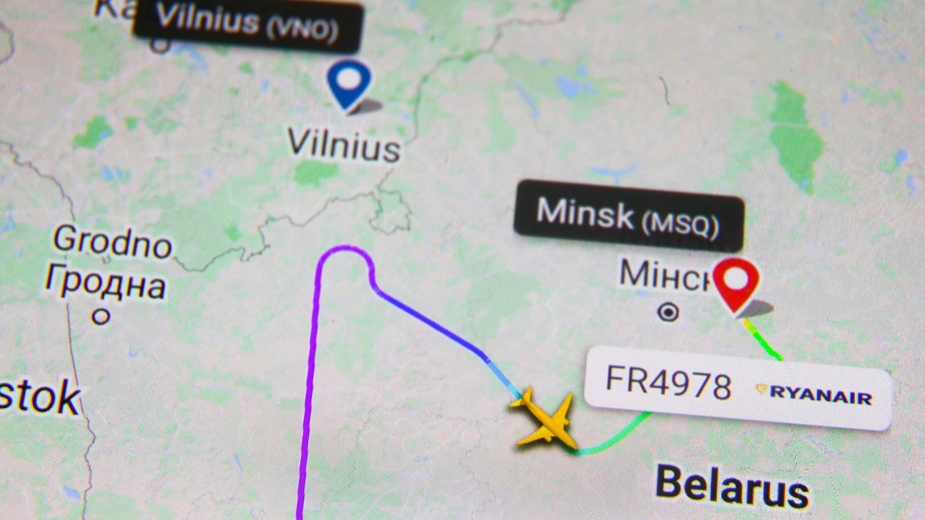 Auf Flightradar24 ist der Weg der Ryanair-Maschine nachzuvollziehen: Sie musste wegen „Bombenalarms“ nach Minsk abdrehen, obwohl ihr Ziel Vilnius viel näher lag.