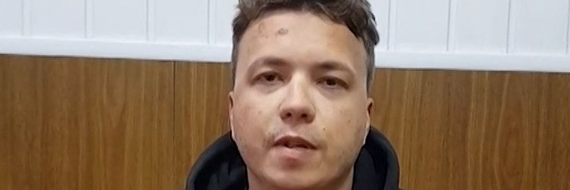 Roman Protassewitsch bei seinem Geständnis, das nach seinen Worten im Gefängnis Nr. 1 in Minsk aufgezeichnet wurde.