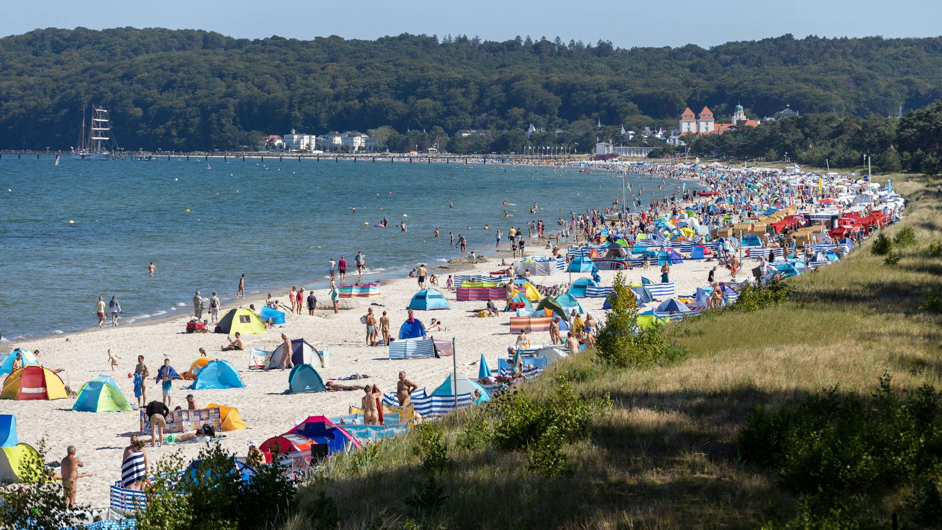 Der beliebte Badeort Binz auf Rügen (Archivbild). Weil die Corona-Zahlen sinken, ist Urlaub in Mecklenburg-Vorpommern schon ab dem 28. Mai möglich. 