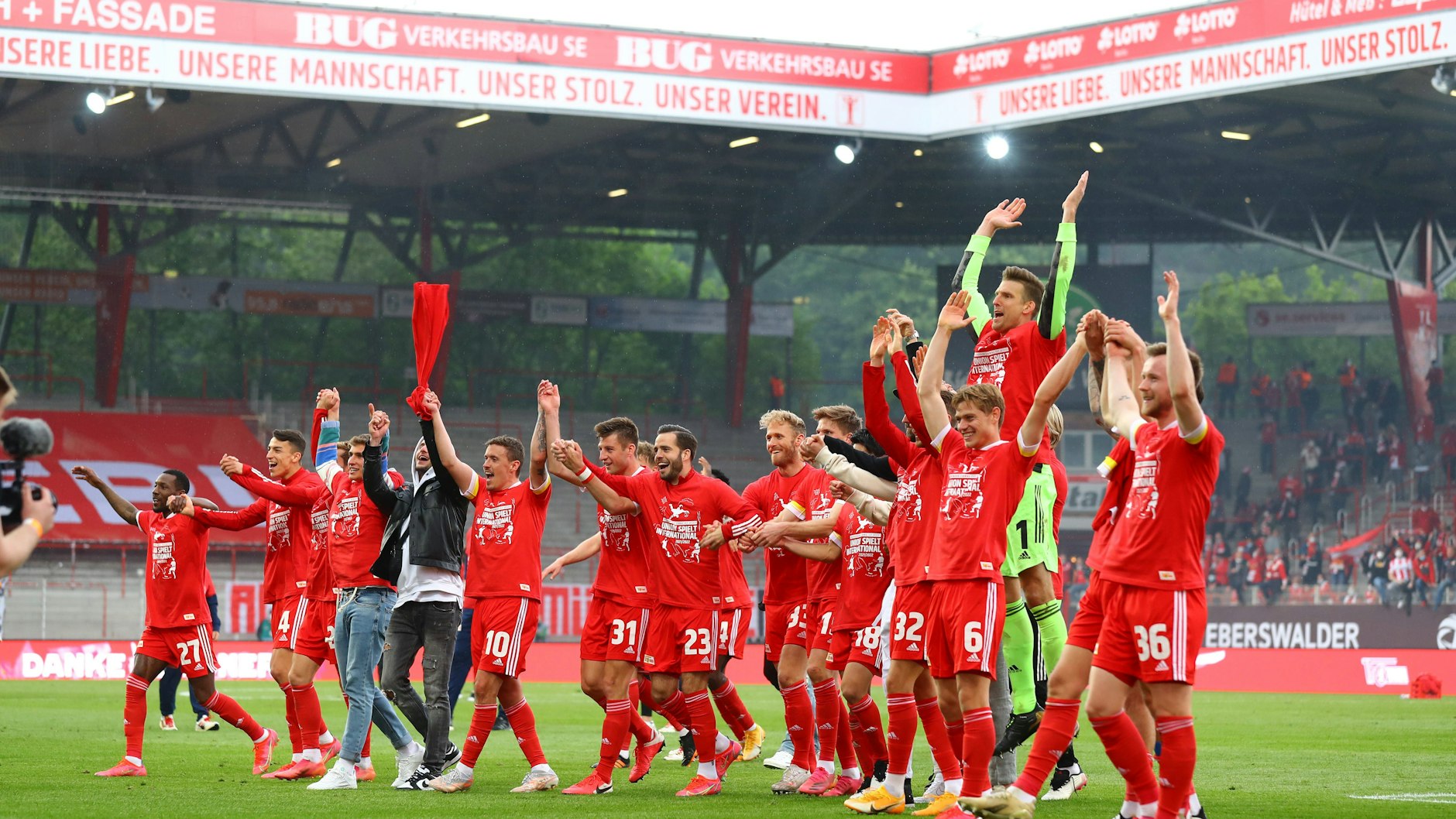 Die Union-Profis feiern ihren Einzug in die Conference League.