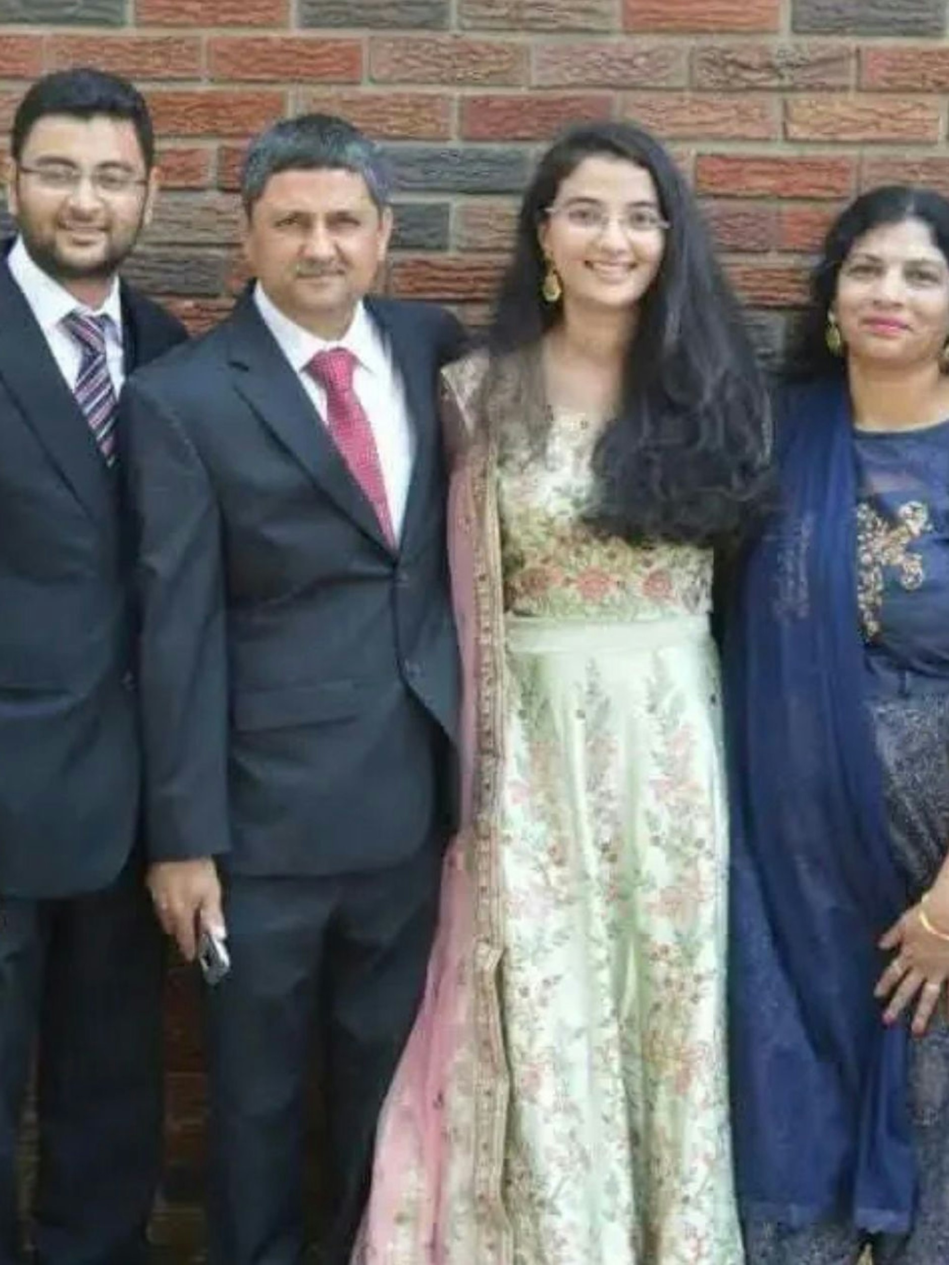 Abhi, Maunish, Varija und Aruna Shah.