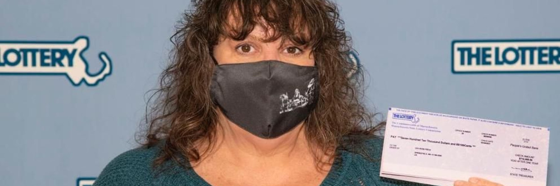 Lea Rose Fiega mit dem Scheck ihres Rubellos-Gewinns.