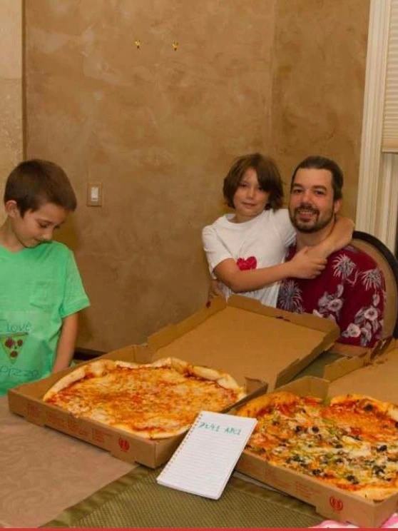 Laszlo Hanyecz mit seinen Kindern. 