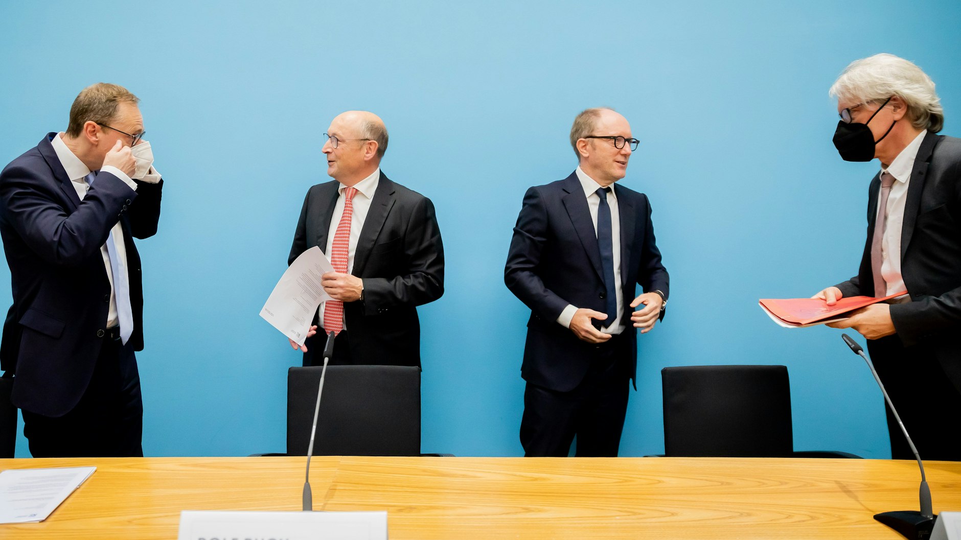 Lasst uns wieder Partner sein! Regierungschef Michael Müller (l.) und Finanzsenator Matthias Kollatz (r.) nehmen die Immobilien-Vorstandschefs Rolf Buch (Vonovia, 2. von lins) und Michael Zahn (Deutsche Wohnen, 2. von rechts) in die Mitte.