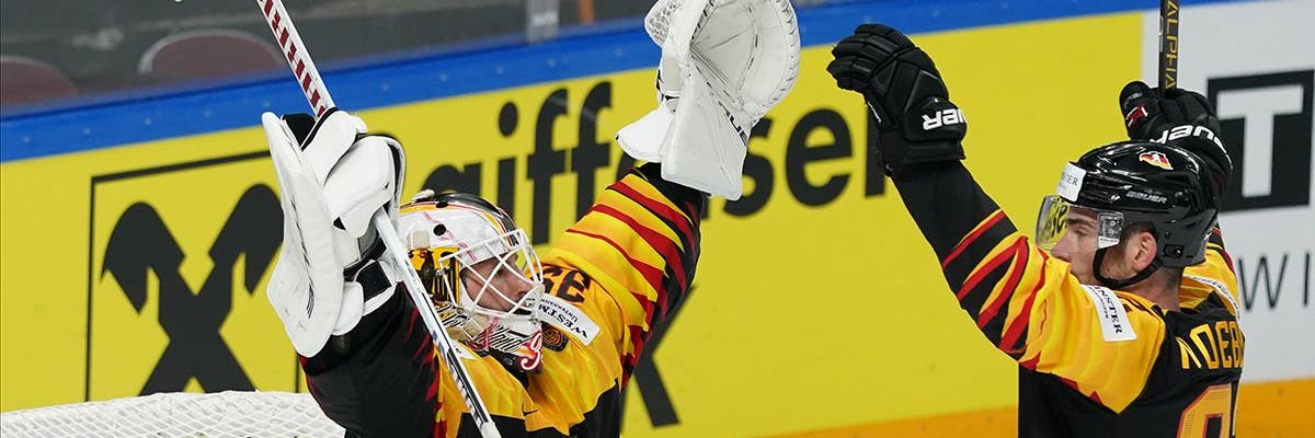 Mathias Niederberger (l.) feiert den Sieg gegen Kanada mit Eisbären-Kollege Marcel Noebels.