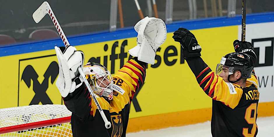 Mathias Niederberger (l.) feiert den Sieg gegen Kanada mit Eisbären-Kollege Marcel Noebels.