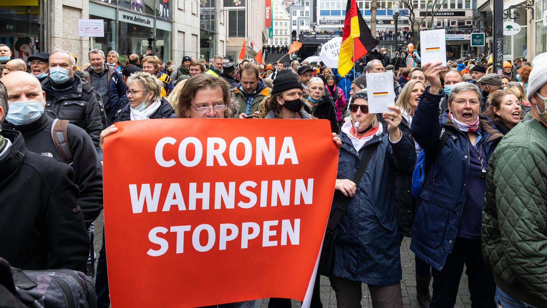 Eine „Querdenken“-Demo in Stuttgart