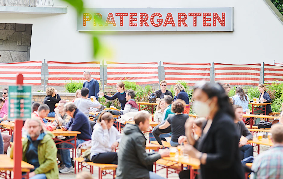 In diesem Biergarten in Berlin-Mitte geht es jetzt schon gesellig zu. Ab 4. Juni können sich mehr Freunde zum gemeinsamen Bier treffen.