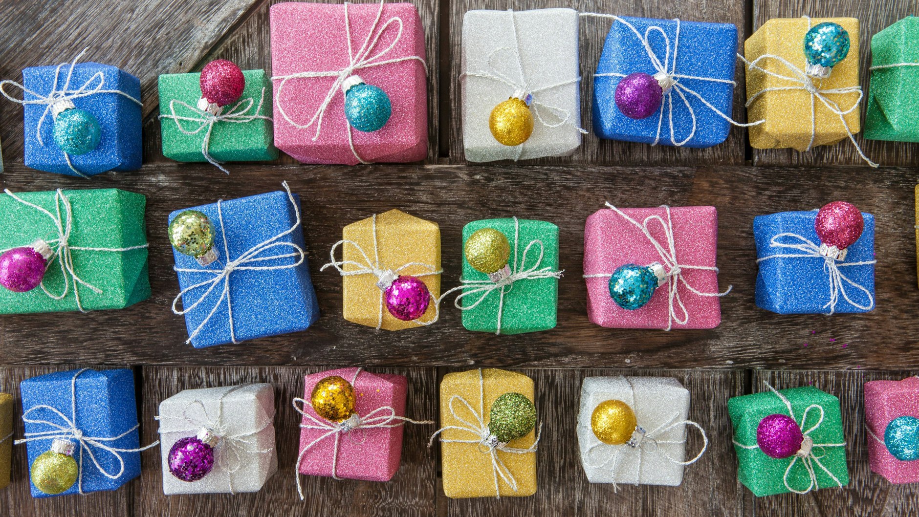 Die kleinen Geschenke, die es auf Weihnachtsfeiern gibt, sind meist verzichtbar, aber die Feiern sind doch irgendwie schön. Oder?