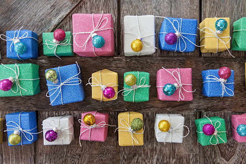 Die kleinen Geschenke, die es auf Weihnachtsfeiern gibt, sind meist verzichtbar, aber die Feiern sind doch irgendwie schön. Oder?