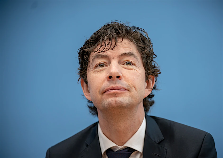 Christian Drosten, Direktor des Instituts für Virologie an der Charité Berlin, hat mit weiteren Öffnungsschritten eher wenig Bauchschmerzen. Die indische Mutante müsse man aber weiter im Auge behalten. Zwei Impfungen seien notwendig.&nbsp;&nbsp;