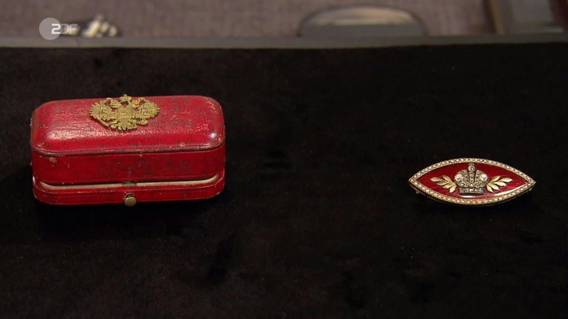 Inklusive Schatulle brachte die Verkäuferin die Fabergé-Brosche mit zu „Bares für Rares“.