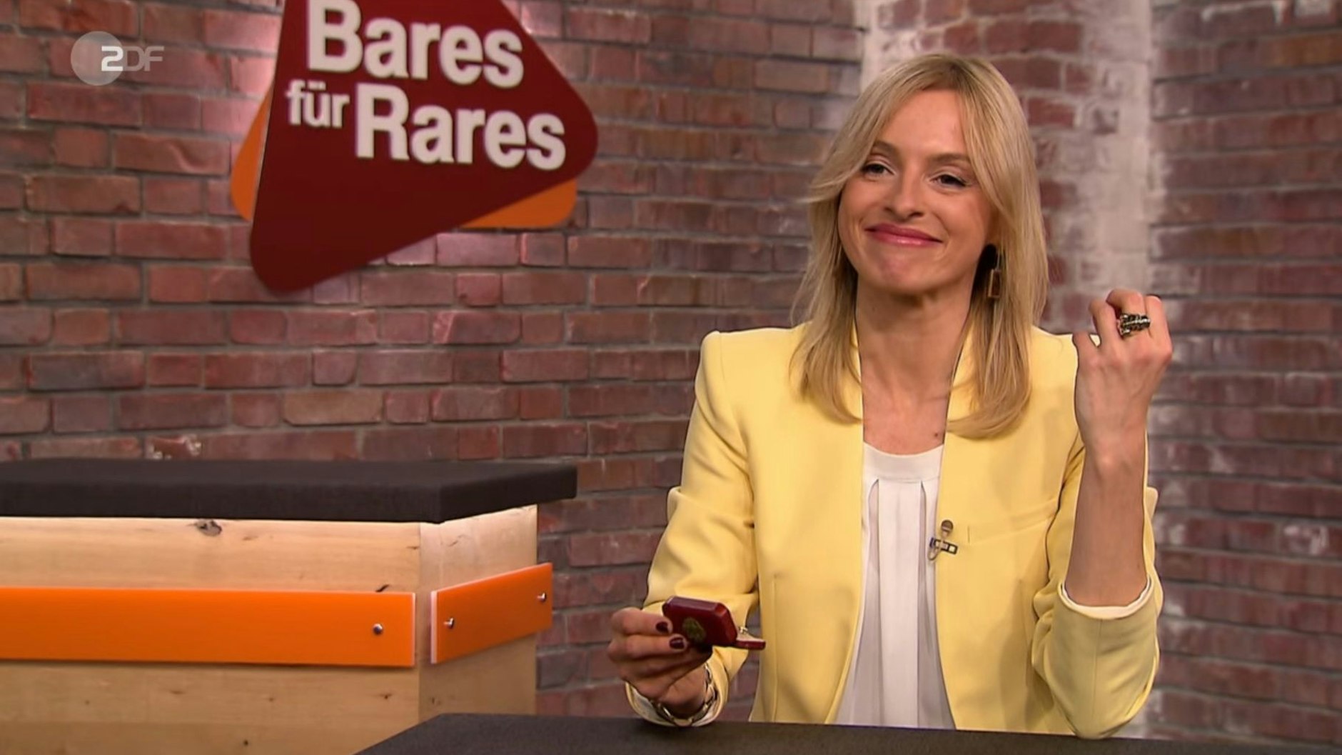 „Bares für Rares“-Händlerin Lisa Nüdling ist absolut begeistert von der Fabergé-Brosche, die sie soeben gekauft hat.