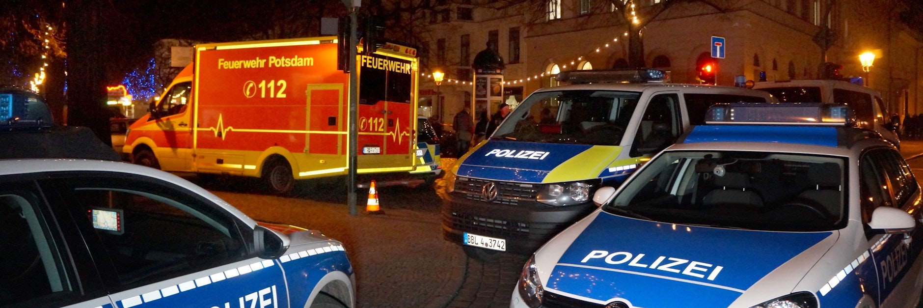 Polizisten sperren im Dezember 2017 die Straßen um einen Weihnachtsmarkt in der Potsdamer Innenstadt ab. Seit einem Sprengstoff-Fund dort suchte die Polizei nach einem ominösen Täter.