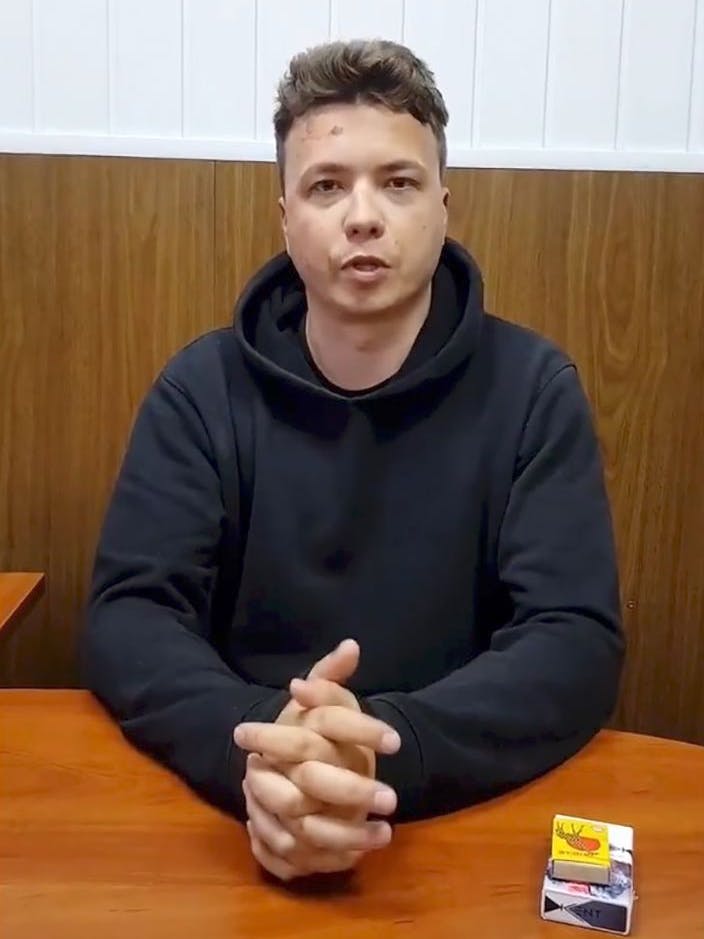 Roman Protassewitsch bei seinem „Geständnis“. Das Gesicht zeigt mögliche Spuren von Schlägen.