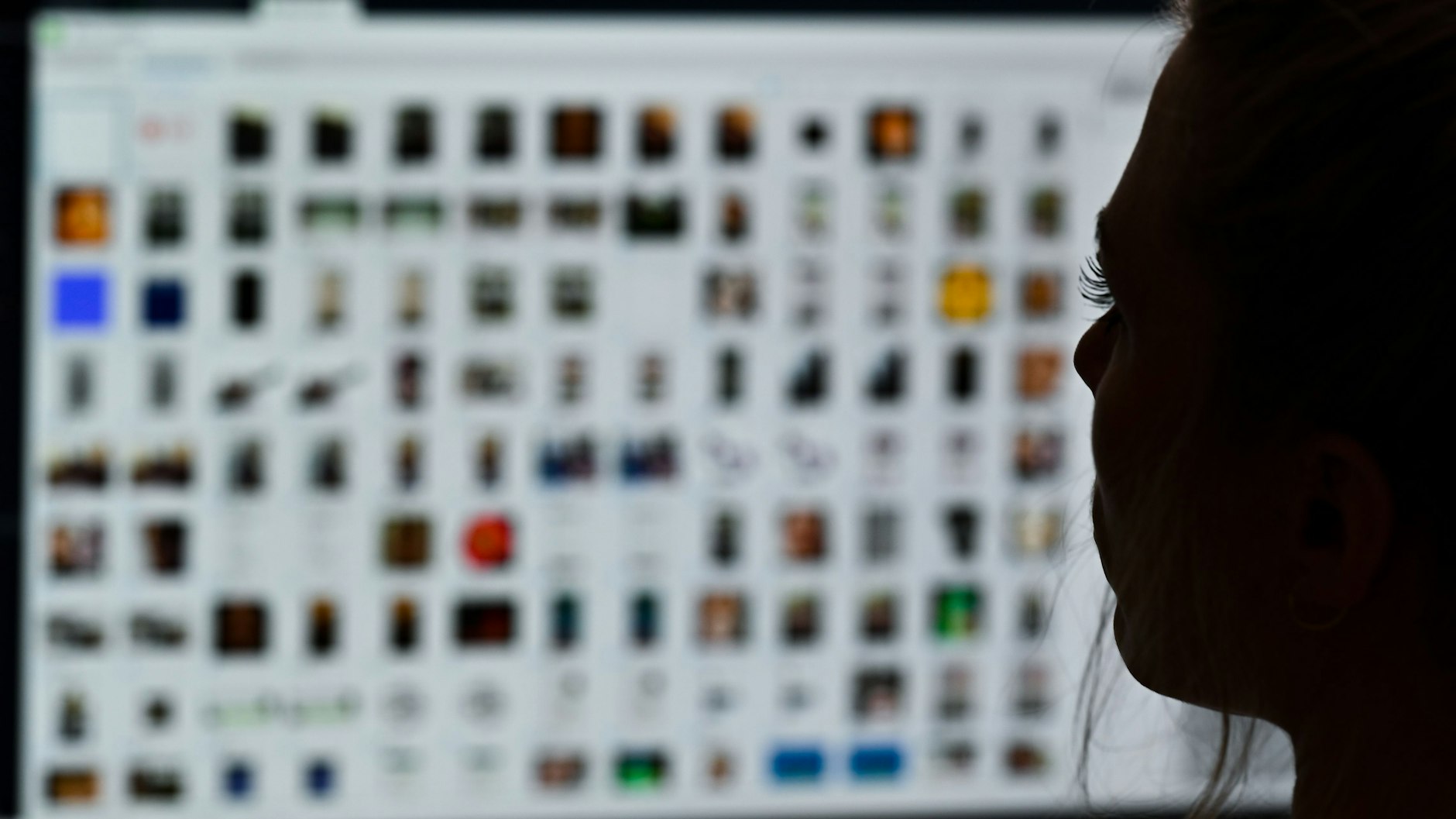 Eine Kriminaloberkommissarin sitzt vor einem Auswertungscomputer bei Ermittlungen gegen Kinderpornografie und sexuellem Missbrauch.&nbsp;