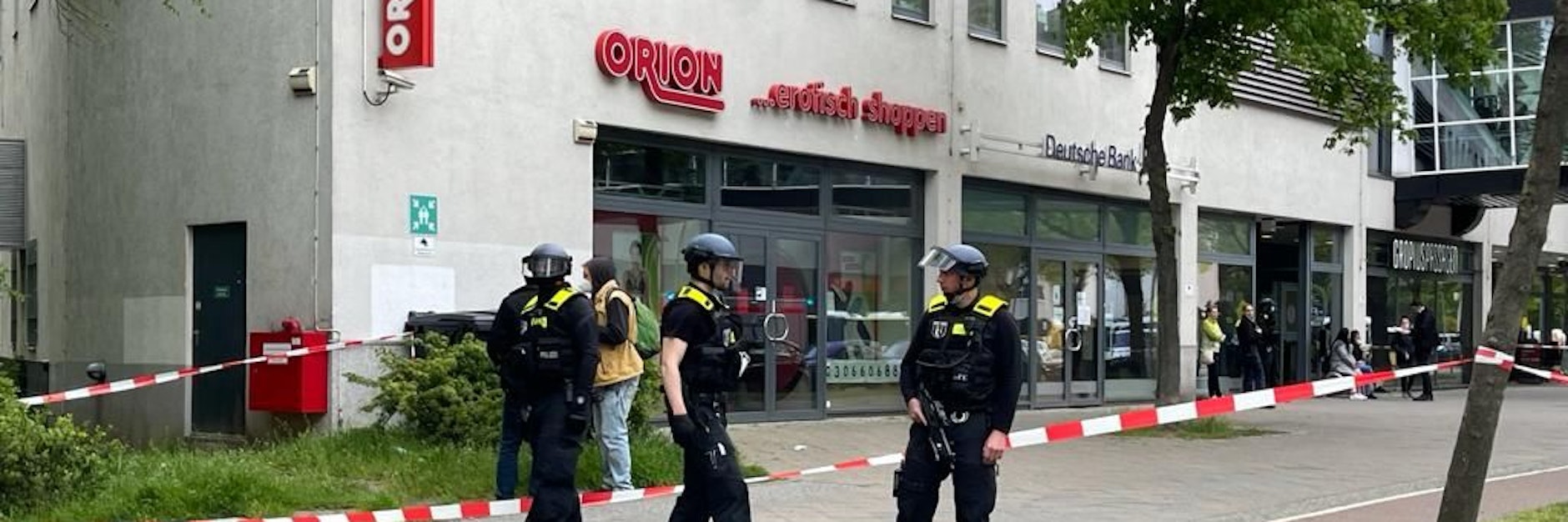 Der Tatort ist mit Flatterband abgesperrt. Spezialeinsatzkräfte sind am Tatort.&nbsp;