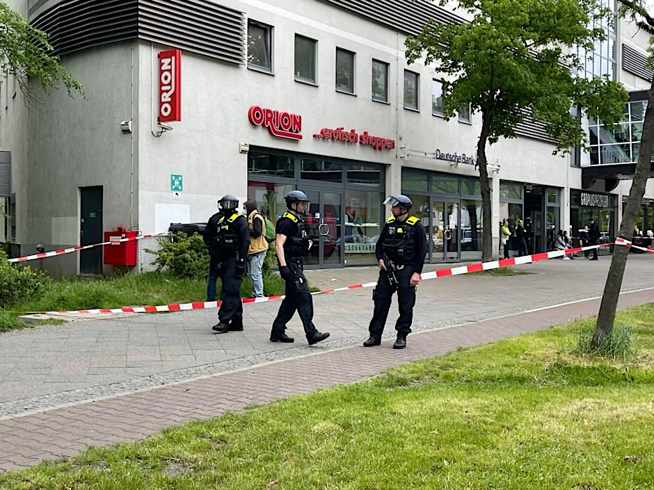 Der Tatort ist mit Flatterband abgesperrt. Spezialeinsatzkräfte sind am Tatort.&nbsp;