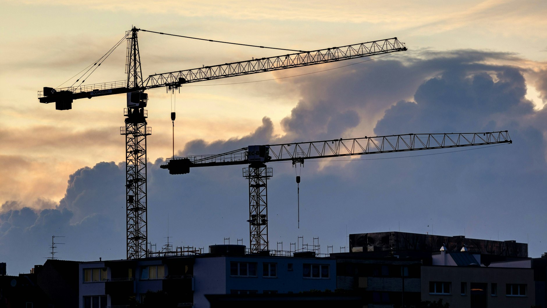 Baukräne auf einer Baustelle in Köln: Wohin steuert das Land in den nächsten Jahren wirtschaftspolitisch? Auch darüber entscheiden die Wähler im September.