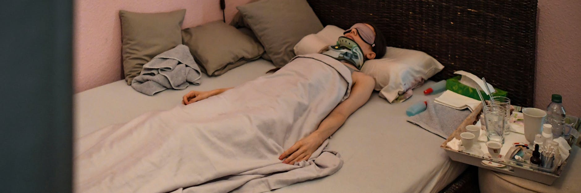 Seit vier Jahren liegt Sara regungslos in ihrem Bett: Nun hofft die Familie auf die langersehnte Operation bei einem Experten in Barcelona, der sie wieder ins Leben zurückholen soll.