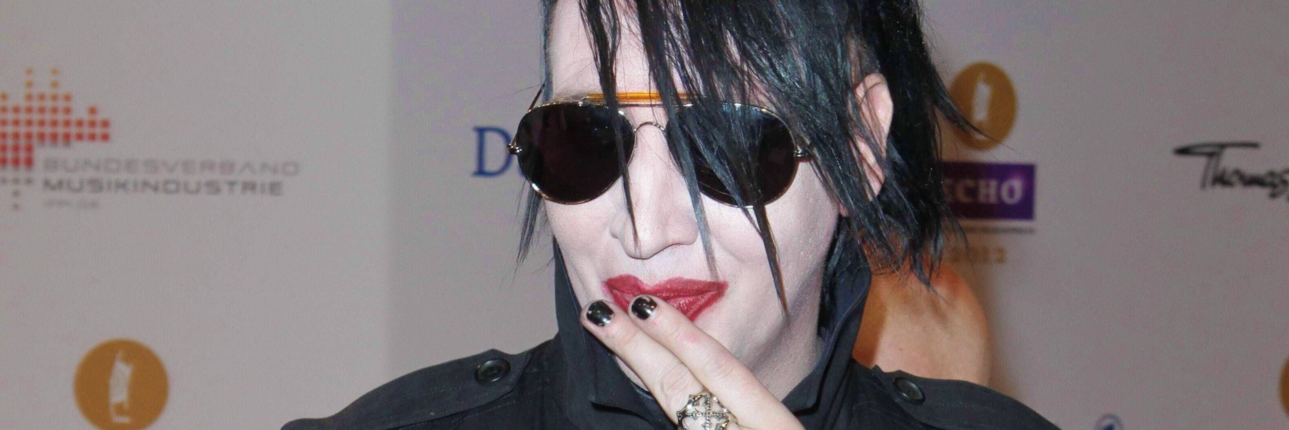 Gegen Marilyn Manson liegt ein Haftbefehl wegen Vorwürfen von Körperverletzung vor.