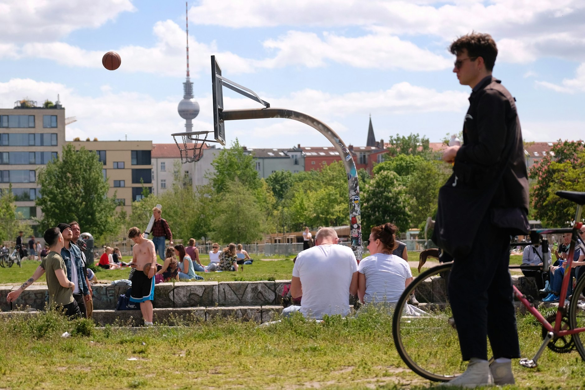 Der Mauerpark in Berlin war in den letzten Tagen gut besucht. Das Corona-Infektionsgeschehen nimmt weiter ab.<br>
