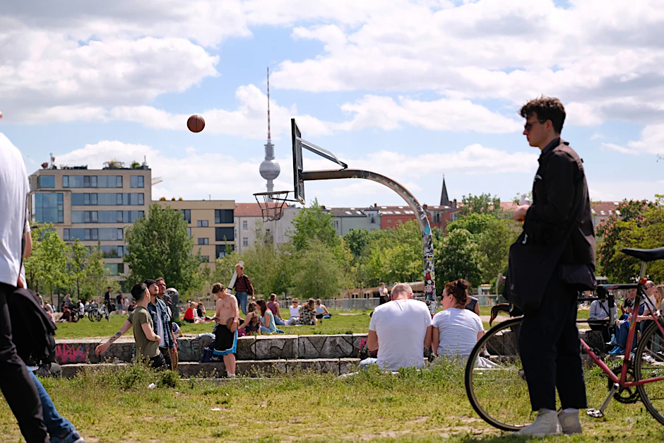 Der Mauerpark in Berlin war in den letzten Tagen gut besucht. Das Corona-Infektionsgeschehen nimmt weiter ab.<br>