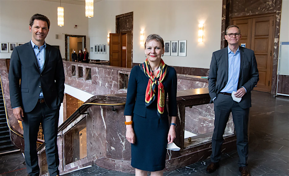 Steffen Krach, Sabine Kunst und Michael Müller bei einer gemeinsamen Pressekonferenz in der Humboldt-Uni