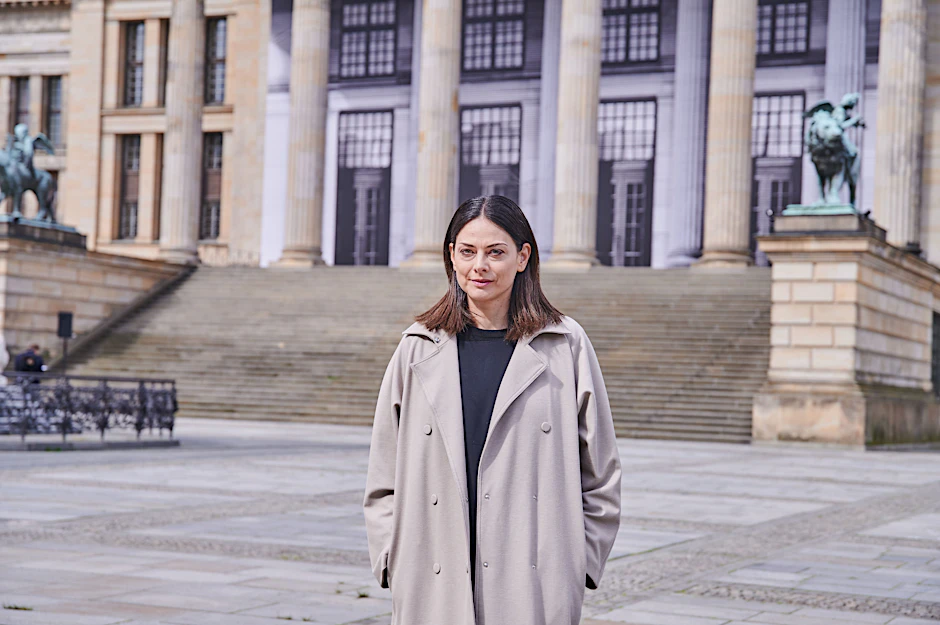 Die Künstlerin Bettina Pousttchi steht vor ihrer Installation vor dem Konzerthaus.