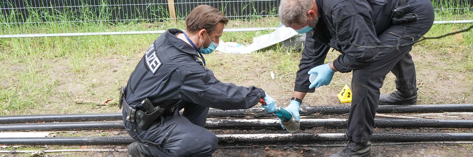 Grünheide: Beamte der Spurensicherung sichern nach einem Brand Spuren an einem Starkstromkabel in der Nähe der Tesla-Baustelle.