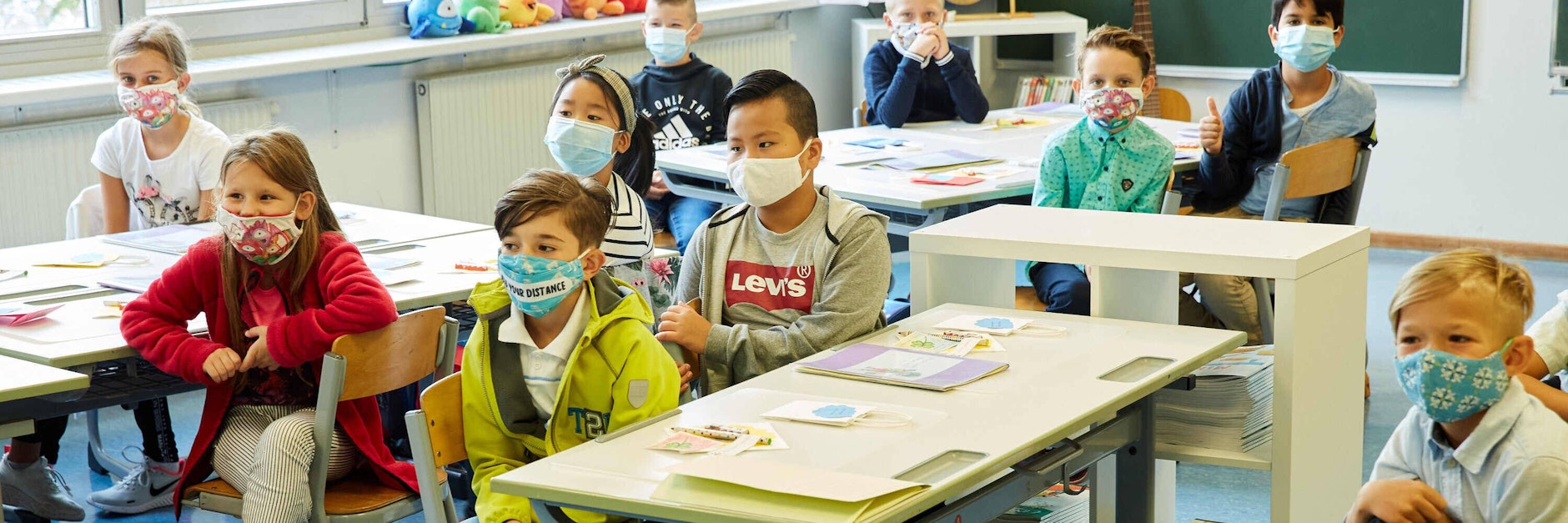 Präsenzunterricht für alle Schülerinnen und Schüler auch ohne Impfungen, das fordert Familienministerin Lamprecht.