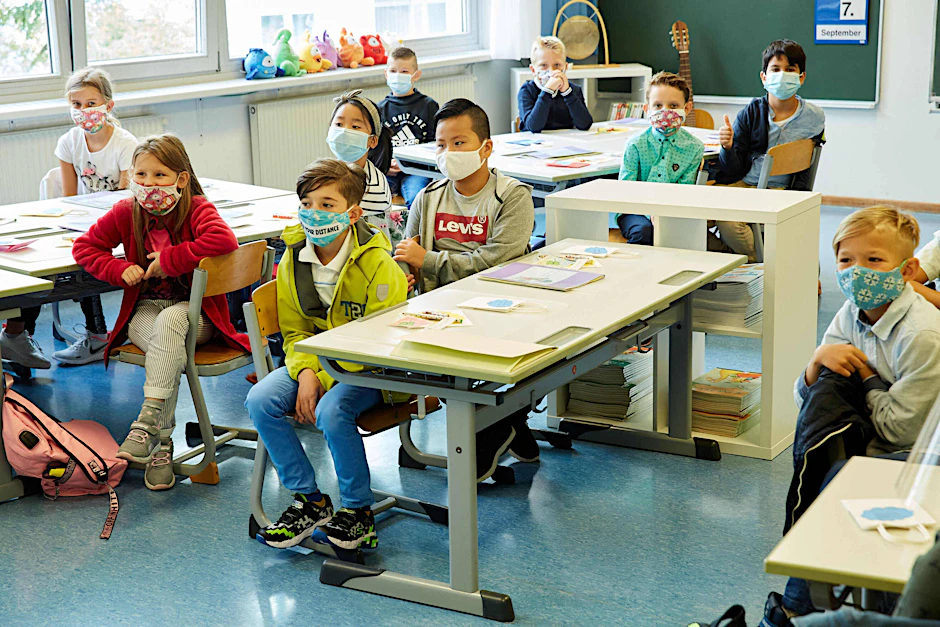 Präsenzunterricht für alle Schülerinnen und Schüler auch ohne Impfungen, das fordert Familienministerin Lamprecht.