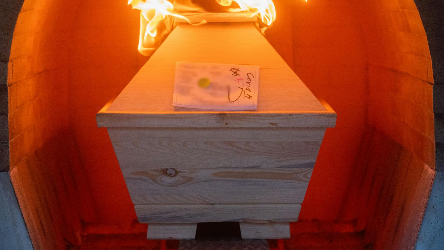 Ein Verstorbener in einem Sarg mit Aufschrift „Covid-19“ wird im Krematorium „Die Feuerbestattungen Hildesheim“ in einem Ofen eingeäschert. 
