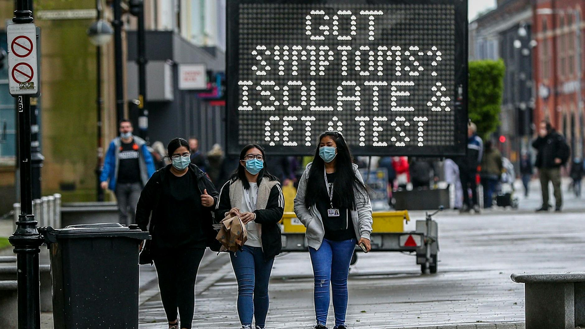 Bolton: Eine elektronische Tafel rät den Menschen vor Ort, sich zu isolieren und testen zu lassen, wenn sie Symptome des Coronavirus haben. 