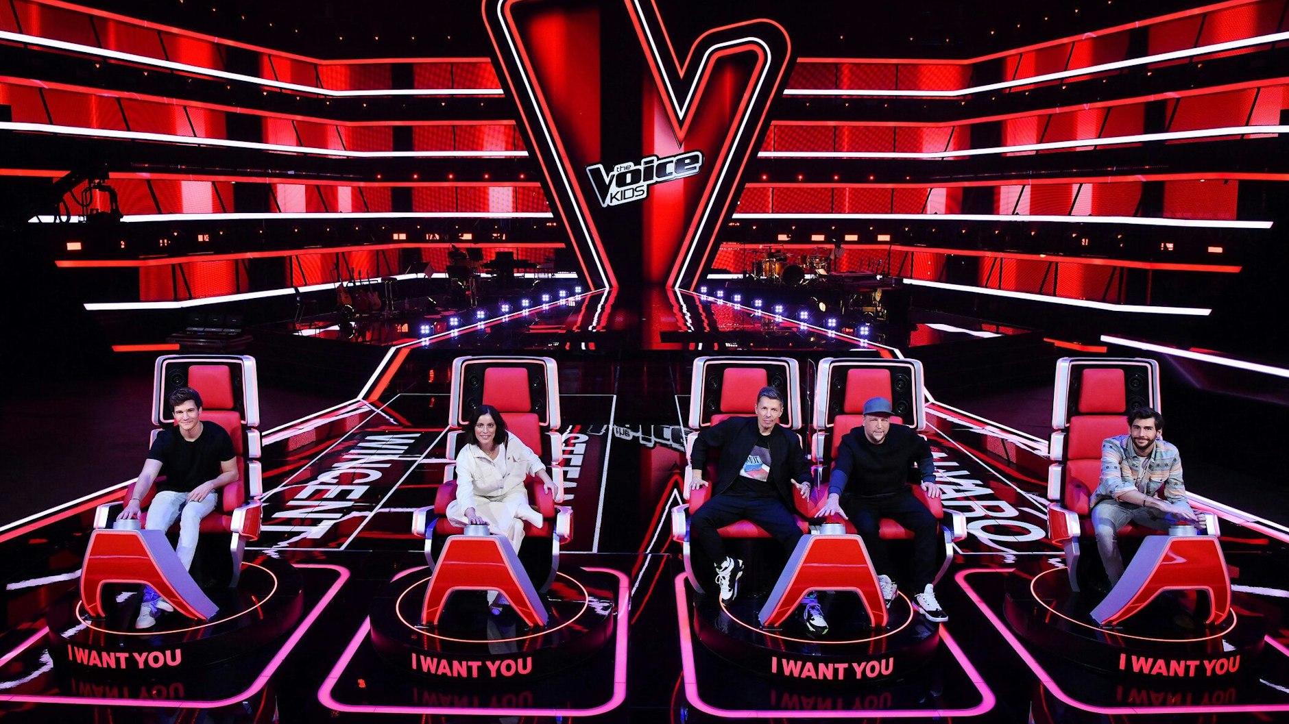 Alvaro Soler, Wincent Weiss, Stefanie Kloß und die „Fantastischen 2“ Michi Beck und Smudo buzzern 2021 in SAT.1 für „The Voice Kids“<br>