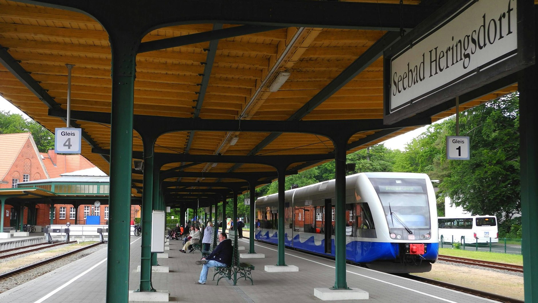 Auch die Ostseeinsel Usedom ist mit der Bahn erreichbar: ein Zug der Usedomer Bäderbahn im Bahnhof Seebad Heringdorf. Die Züge verkehren im Halbstundentakt und erschließen viele touristische Ziele.
