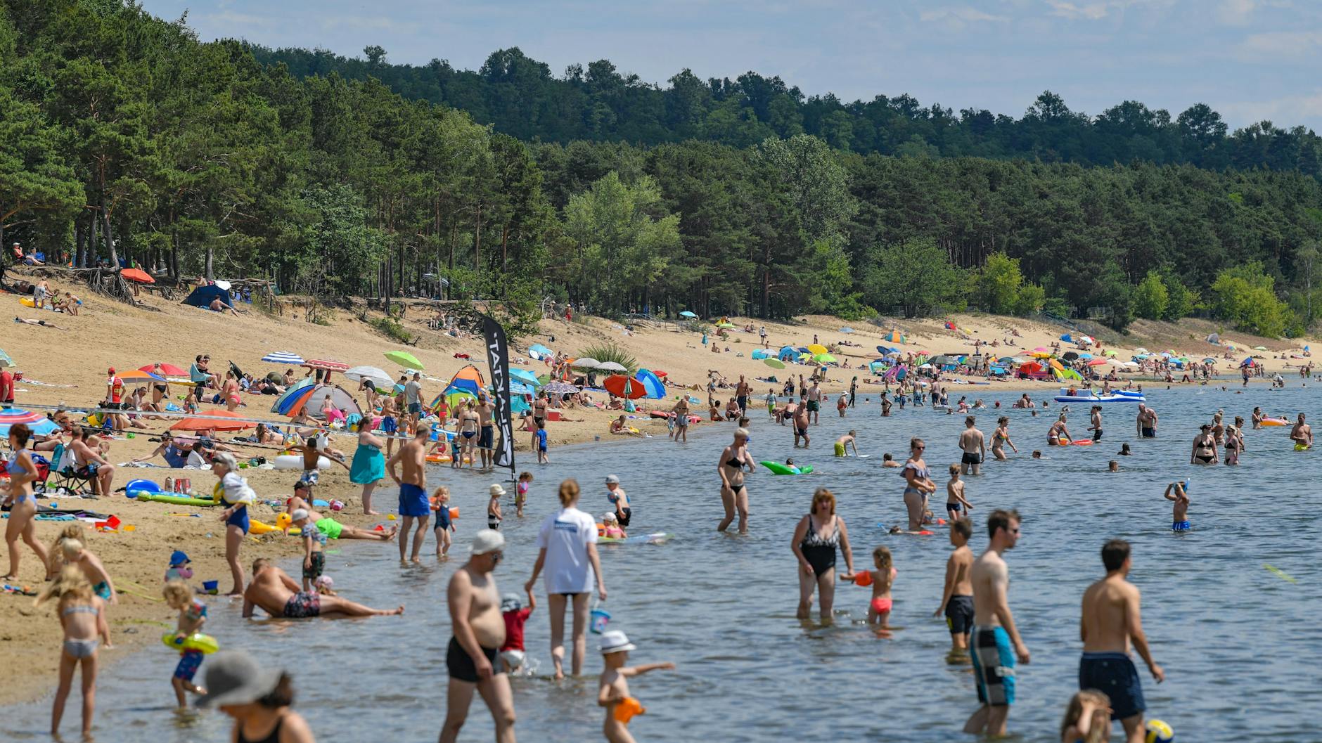 Das Baden im beliebten Helenesee ist vorerst verboten.
